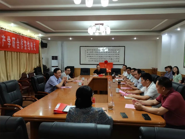 副区长穆洪军到张夏街道参加青岛理工大学与88彩票产学研合作签约揭牌仪式